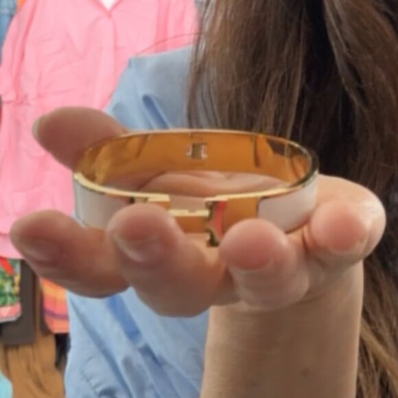 Chic and stylish cuff - Picture 2 of 2